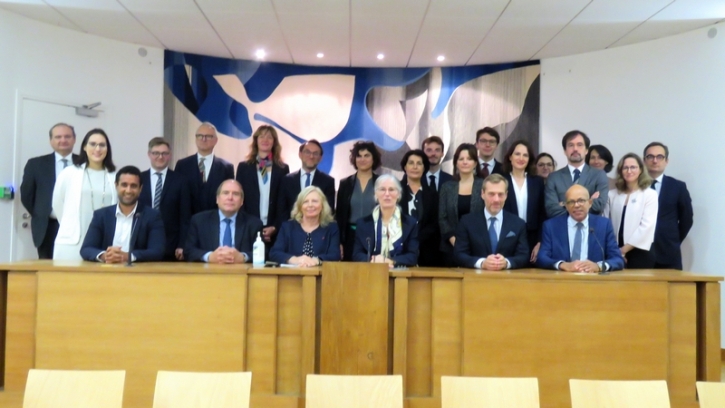 Les nouveaux pr&eacute;sidents et magistrats accueillis par les pr&eacute;sidents du tribunal et les repr&eacute;sentants des barreaux ( au 1er rang assis, les repr&eacute;sentants des barreaux de l&rsquo;Essonne et de Versailles autour de la pr&eacute;sidente et de la premi&egrave;re vice-pr&eacute;sidente du tribunal).