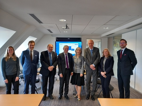 Me G&eacute;rard, Me Adeline-Delvolv&eacute;, M. le b&acirc;tonnier Mandicas (pr&eacute;sident de la commission "droit public et &eacute;trangers"), M. le b&acirc;tonnier Mayet, b&acirc;tonnier du Barreau de Versailles, Mme Grand d'Esnon (pr&eacute;sidente du tribunal), M. Delage (pr&eacute;sident de la chambre des urgences), Mme Dely (premi&egrave;re vice-pr&eacute;sidente du tribunal) et Me Gannat.